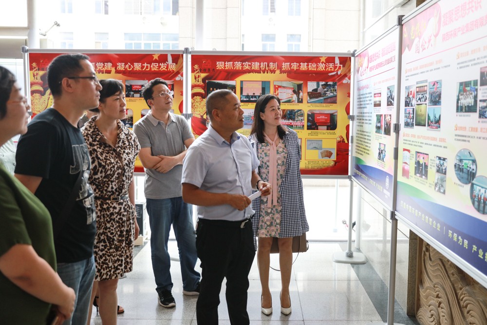 1499297678179813mhyE.jpg 1.集團公司黨委副書記、工會主席黃國全帶領(lǐng)黨員代表現(xiàn)場參觀學(xué)習(xí)。.jpg